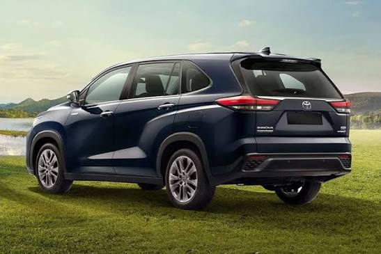 Toyota Innova HyCross